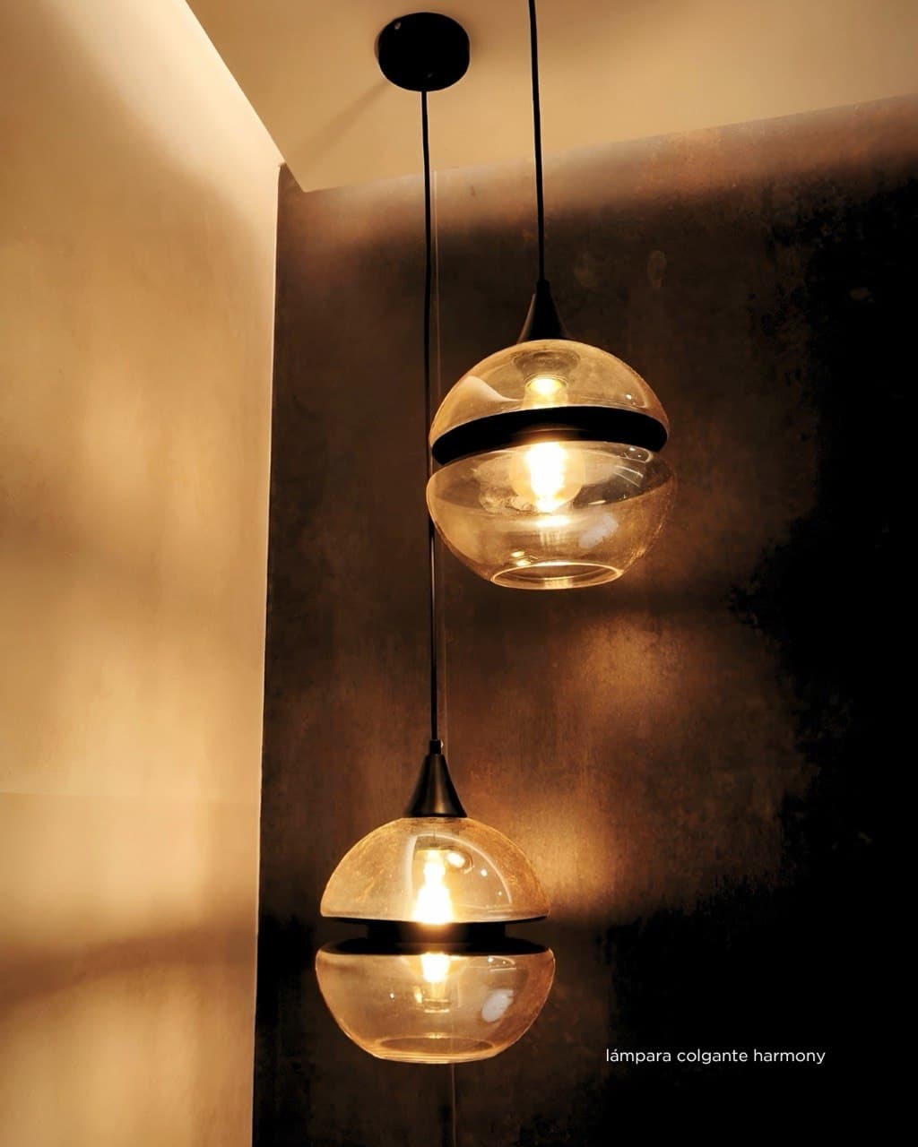 Luminaria decorativa suspendida en un ambiente cálido
