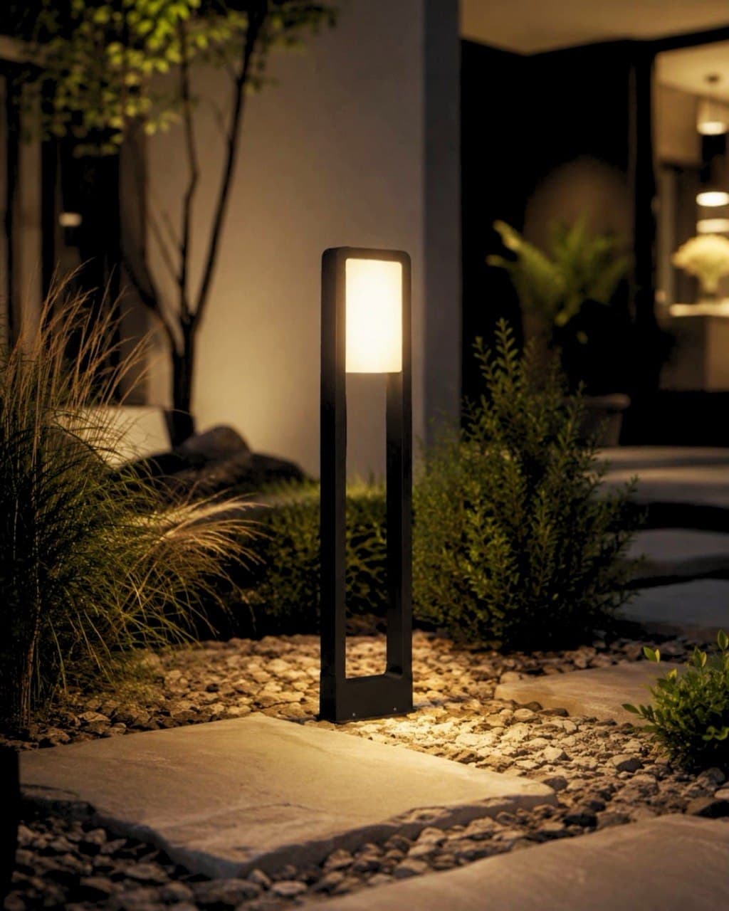 Exterior residencial iluminado durante la noche