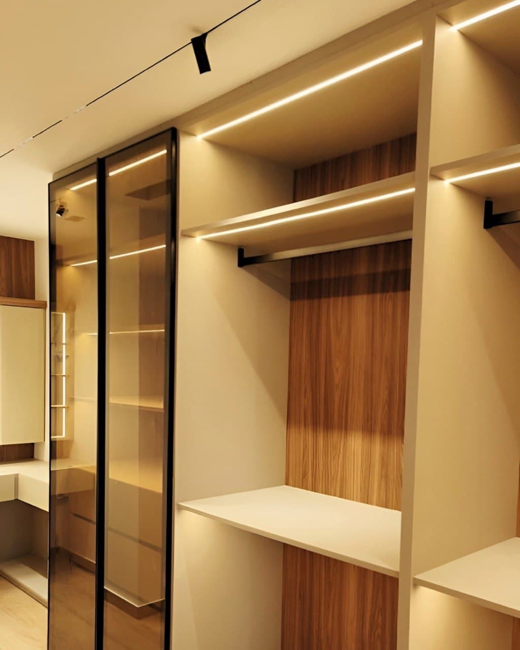 Comedor contemporáneo con iluminación decorativa cálida