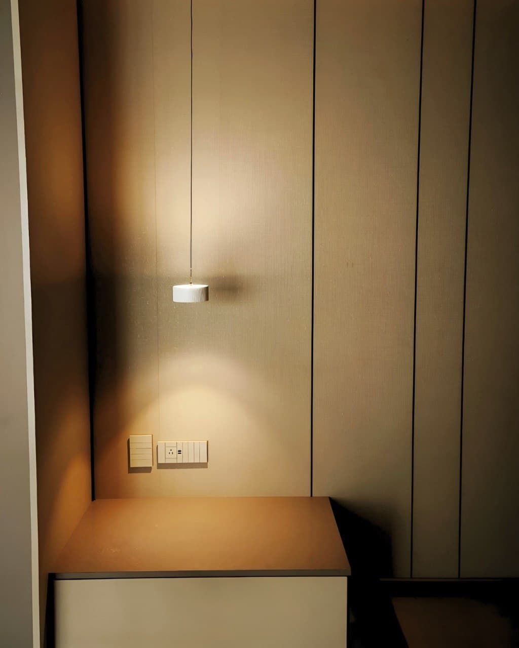 Ambiente residencial con iluminación arquitectónica indirecta